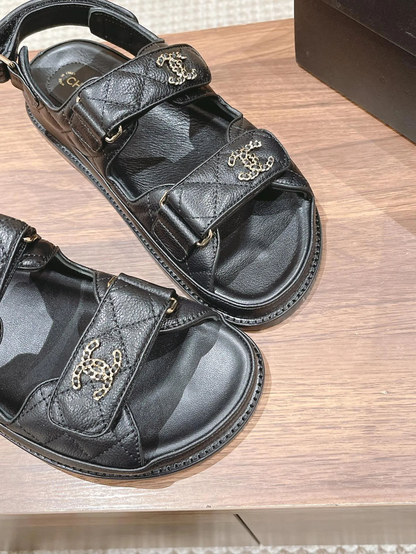 👟👟Ex-factory price 480👟👟 Women's Shoes Women's Clothes #Leather CHANEL Xiaoxiang Sandals/King of Out of Stock at Counters 2023ss hot-selling all-genuine leather Velcro sandals I buy Chanel Velcro sandals every year, a versatile and versatile artifact, durable for summer beaches 🏖️, this spring and summer must-have item! ❶The upper is imported pebbled cowhide/customized original satin, with good texture and delicate leather ❷Mold-opening imported resin logo hardware buckle/Au diamond hardware buckle ❸The lining is imported lambskin, Italian🇮🇹leather outsole ❹Size: 35-40M